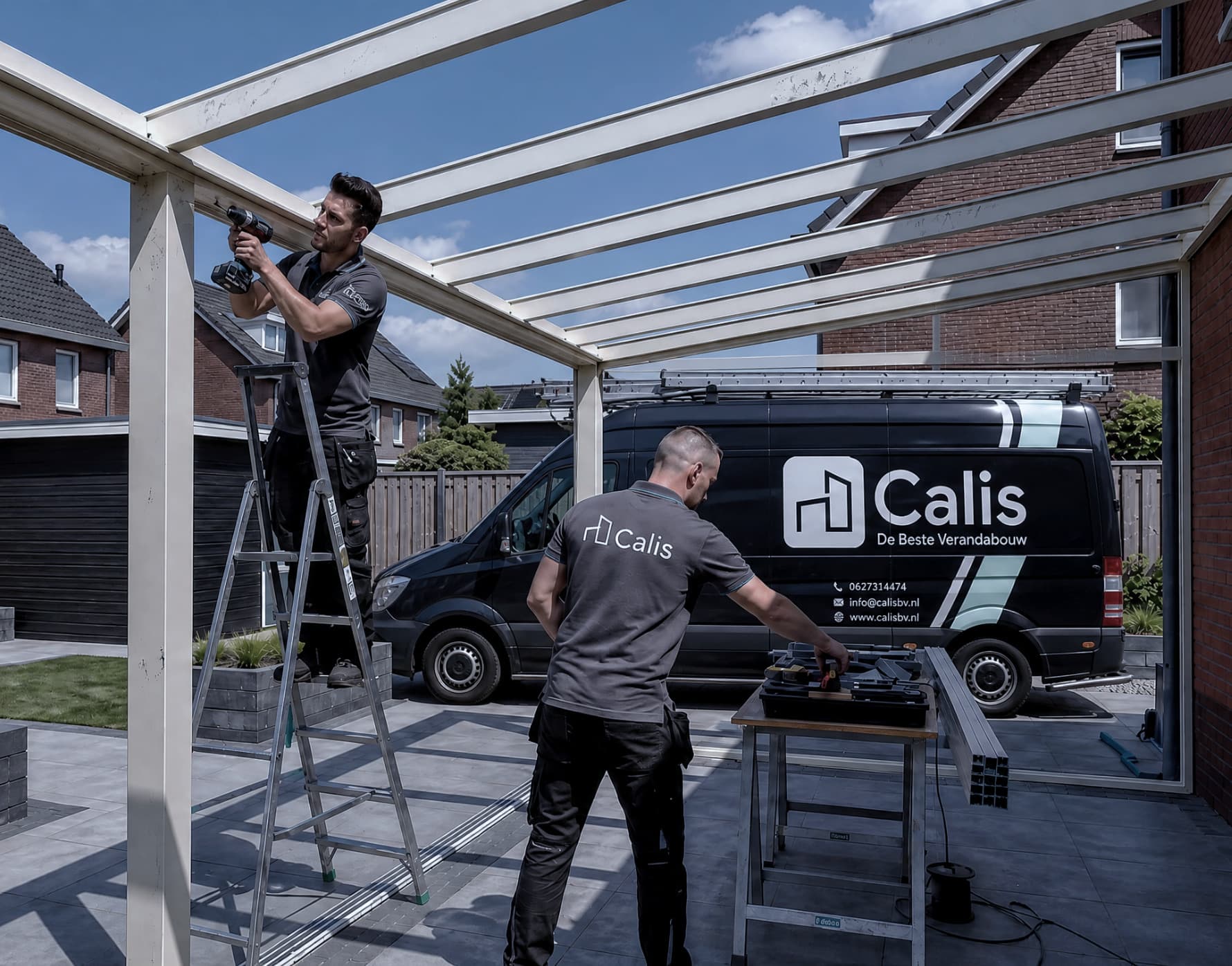 Twee Calis-monteurs bouwen een aluminium veranda in een achtertuin, met de bedrijfsbus op de oprit