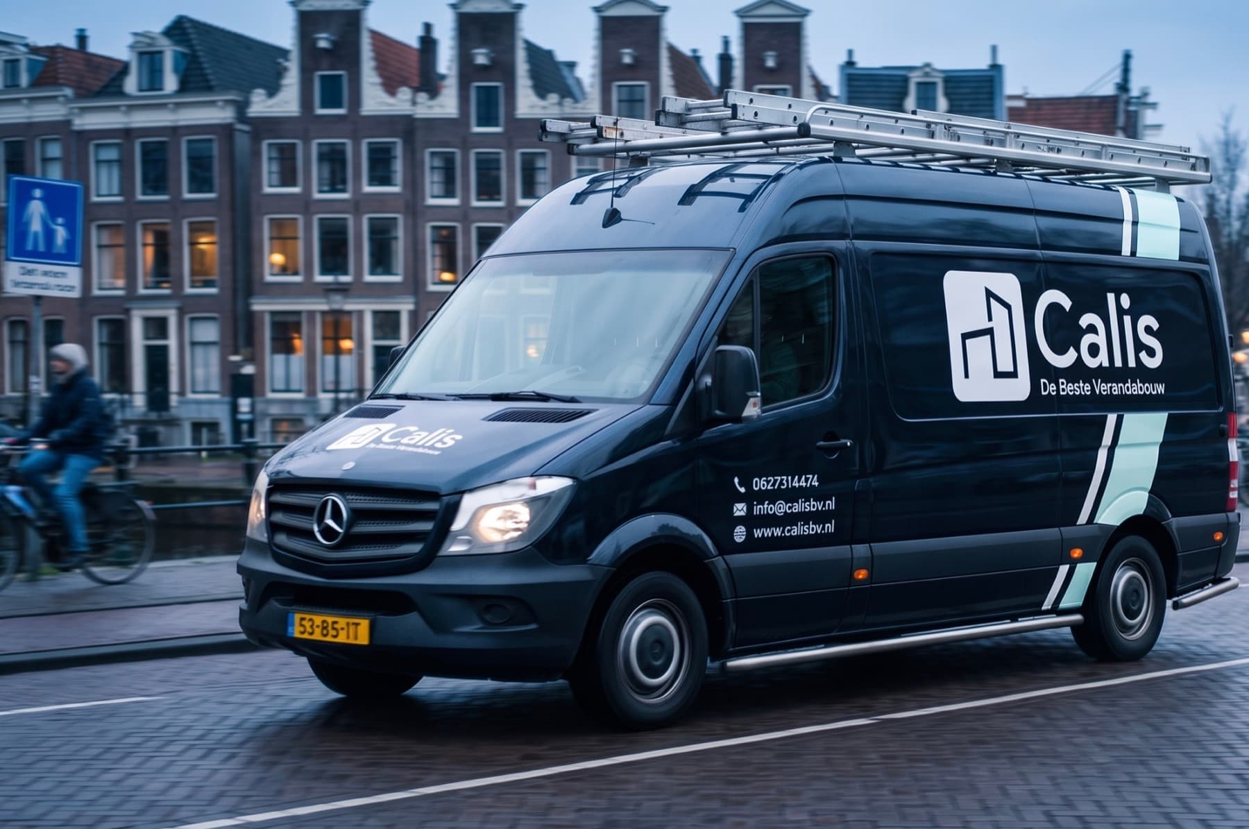De Calis-bedrijfsbus onderweg in de schemering