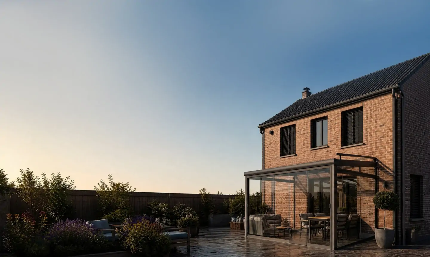 Vrijstaand huis met een glazen Calis veranda, van avondlicht naar verlichte avond